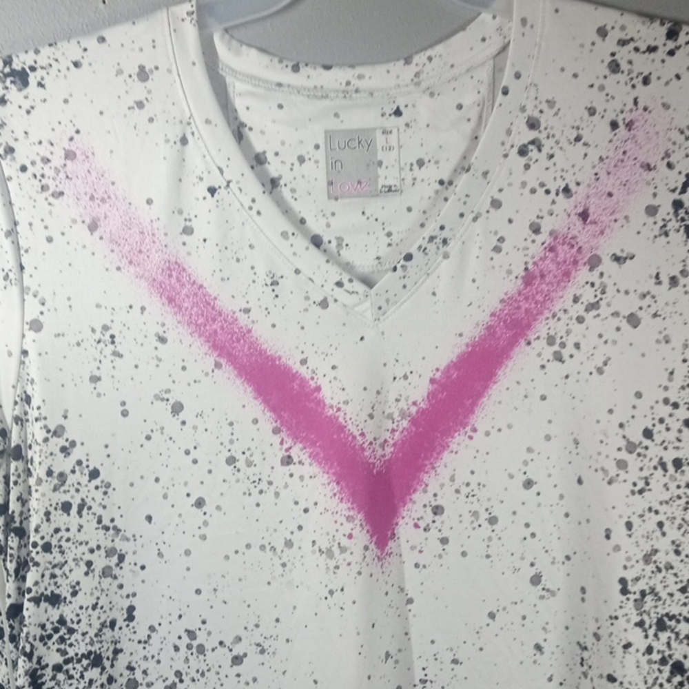Lucky in Love Women's V-Neck Tee Size Large - Picture 3 of 6